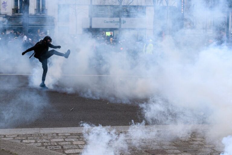 Los sindicatos en Francia insisten en las protestas por el retraso en la edad de jubilación
