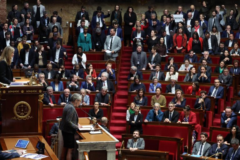 El Gobierno francés supera las dos mociones de censura