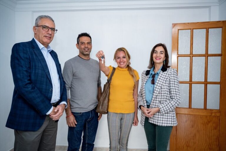 La primera familia en acceder a un piso del plan vivienda vacía de Canarias asegura que es un auténtico «milagro»