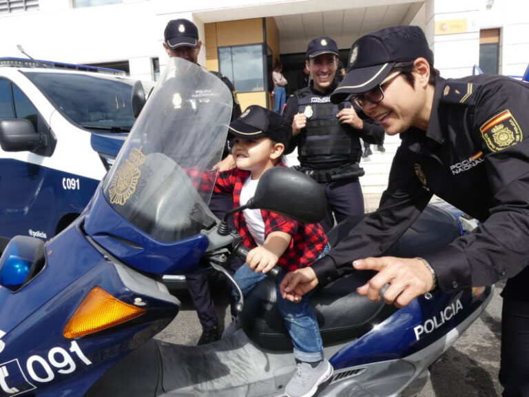 Dos agentes de la Policía Nacional salvan la vida a un menor de 3 años que entró en parada cardiorrespiratoria