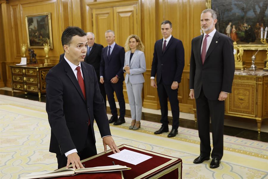 El nuevo ministro de Industria, Comercio y y Turismo, Héctor Gómez (i), jura o promete su cargo ante el rey Felipe en un acto celebrado este martes en el Palacio de La Zarzuela al que han asistido el presidente del Gobierno, Pedro Sánchez (2d); la presidenta del Congreso, Meritxell Batet (3d); el presidente del Senado, Ander Gil (4d); el presidente del Consejo General del Poder Judicial, Rafael Mozo, y el presidente del TC, Cándido Conde-Pumpido (5d). EFE/Chema Moya POOL