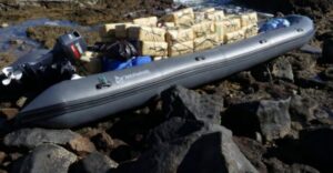 Los cuatro hombres fueron detenidos en el momento del desembarco de 89 fardos de hachís en la playa de Tufia en Telde