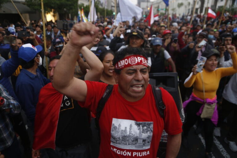 Al menos 18 heridos en nuevos enfrentamientos entre manifestantes y fuerzas de seguridad en Perú