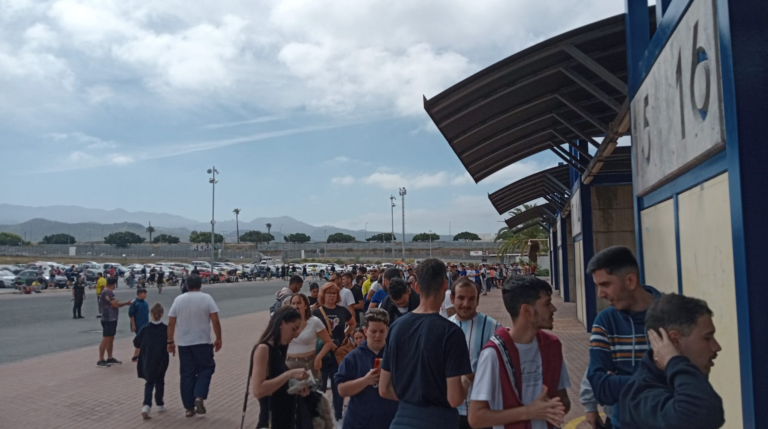 Cola en el Estadio de Gran Canaria para lograr una de las 300 entradas para el derbi