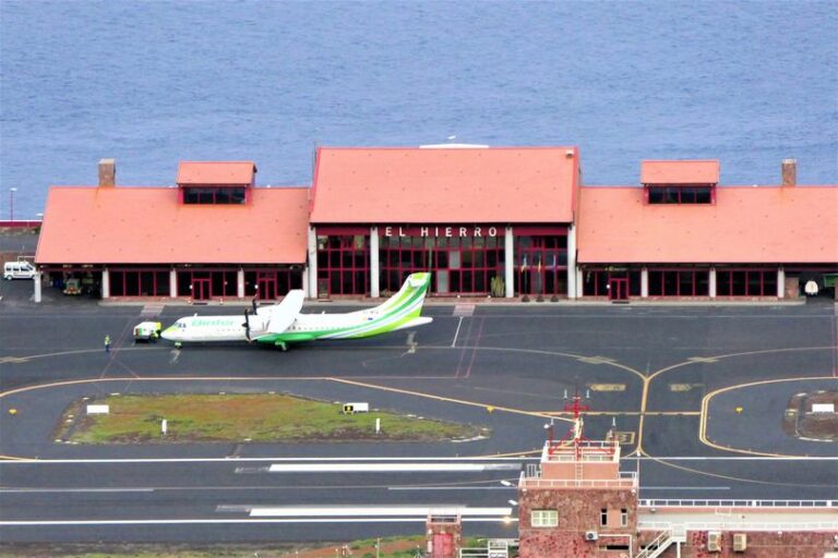 Vuelos cancelados y desviados este miércoles en Canarias por meteorología adversa