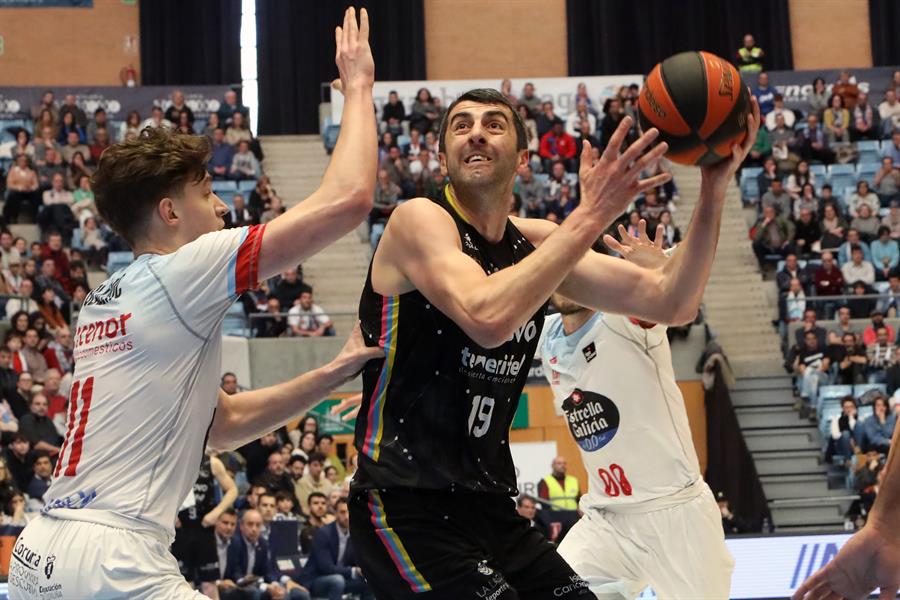58-78. Un Tenerife coral aplasta al Obradoiro