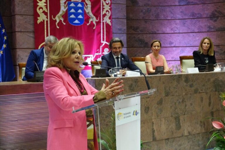 Dolores Palliser, pionera en el Parlamento de Canarias