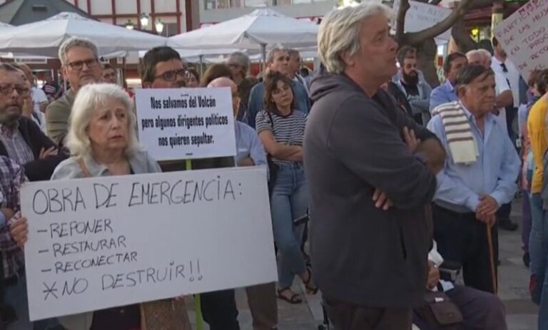 Más de 200 personas se manifiestan contra la nueva carretera de la costa en La Palma