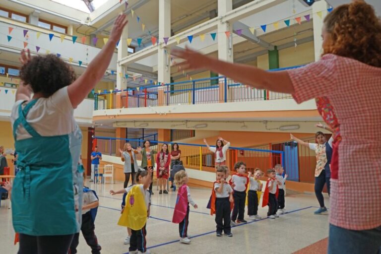 Los alumnos de un colegio de Gran Canaria bailan a ritmo de Superbi para trabajar la igualdad