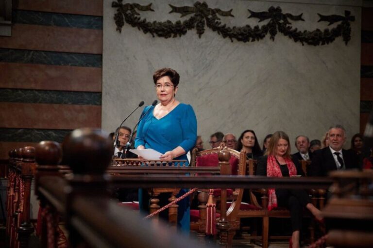 Dolores Corbella defiende el panhispanismo en su ingreso en la RAE