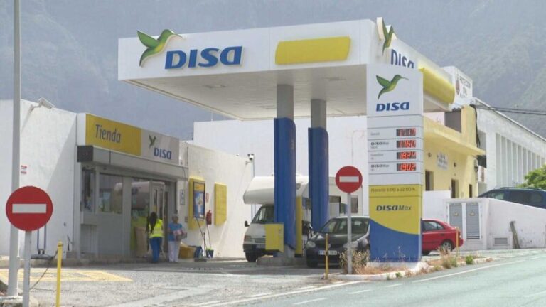 Los turistas que visitan El Hierro aprecian la notable diferencia de coste a la hora de echar combustible