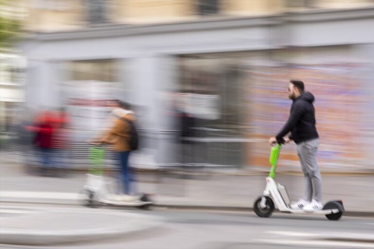 París rechaza en referéndum los patinetes de alquiler