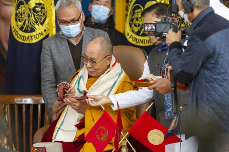 El Dalai Lama pide disculpa tras besar y pedirle a un niño que le chupara la lengua