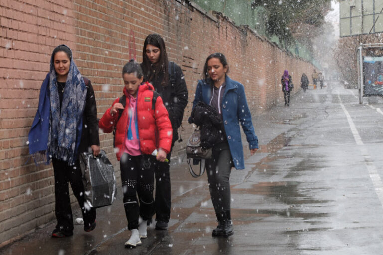 Más niñas han sido envenenadas en colegios de Irán