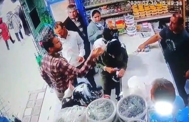 Detenidas dos mujeres en Irán tras ser atacadas con yogur por no llevar cubierta la cabeza en público