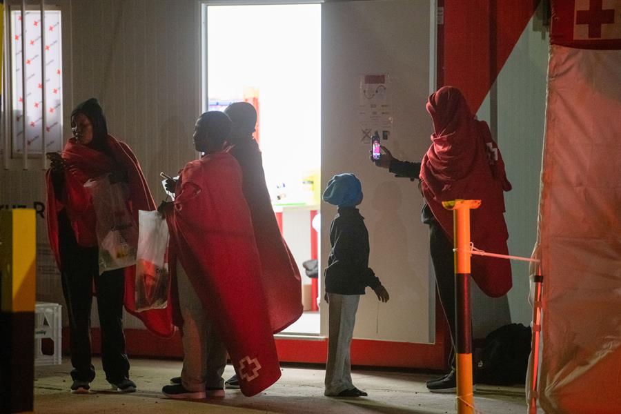 Rescatados 235 migrantes de cuatro neumáticas en la ruta canaria