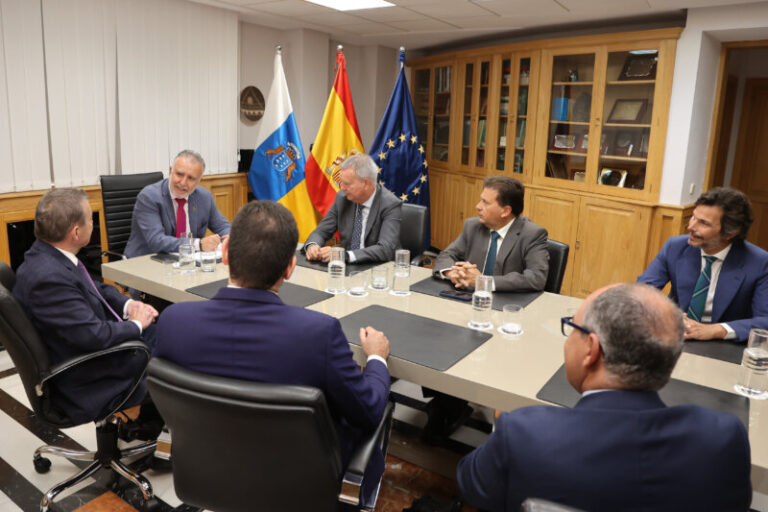Naviera Armas seguirá operando en Canarias