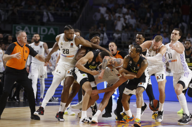 Batalla campal en el segundo partido del playoff entre el Partizán y el Real Madrid