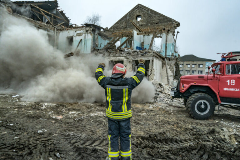 Al menos tres muertos en bombardeos nocturnos rusos sobre la región ucraniana de Zaporiyia