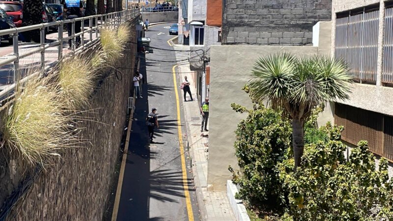 Explosión de una bombona en Ofra. Concretamente en la calle Tema. Hay un herido pero se desconoce la gravedad porque se está actuando en estos momentos. El 112 confirma la explosión y que parte de la cornisa del edificio ha caído a la calle.