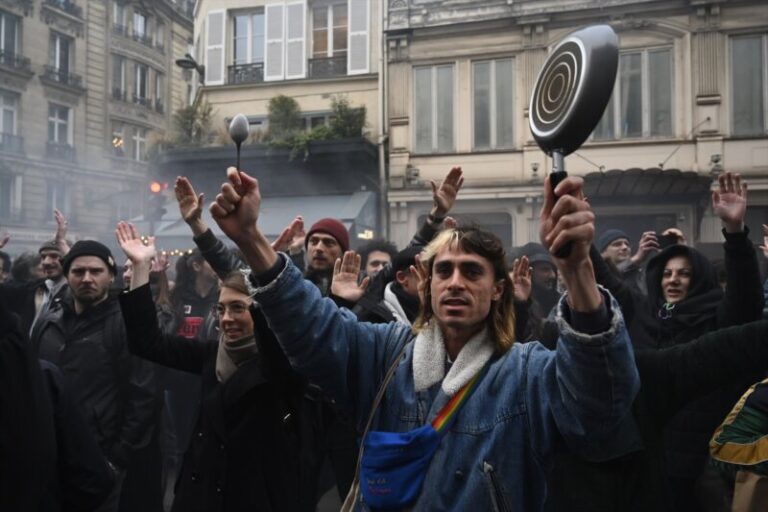 Caceroladas y disturbios en Francia al discurso de Macron en defensa de la reforma de pensiones