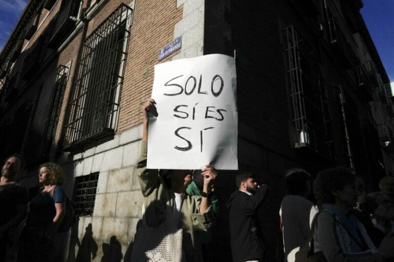 El PSOE saca la reforma del ‘solo sí es sí’ con el PP y el rechazo de Podemos