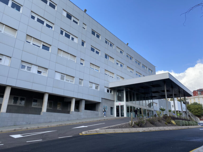 Heridos dos niños de 3 y 6 años tras el choque fronto-lateral de dos turismos en el sur de Tenerife