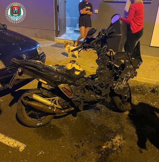 Arde durante la noche una motocicleta estacionada en Las Palmas de Gran Canaria