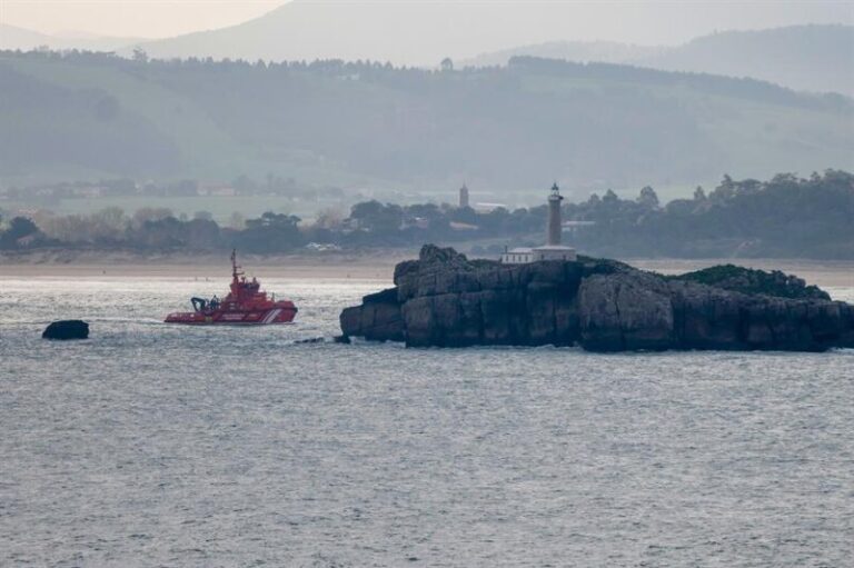 Continúa la búsqueda del marinero del Vilaboa que se reanuda con un robot