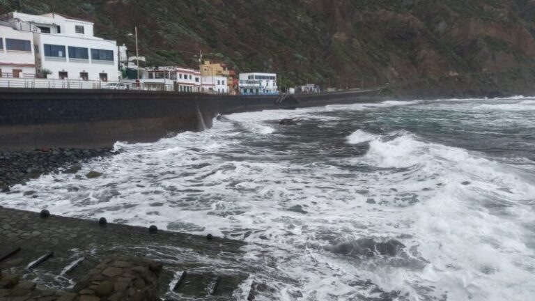 Las islas de la provincia de Santa Cruz de Tenerife estarán este lunes en aviso amarillo por fuerte viento y oleaje