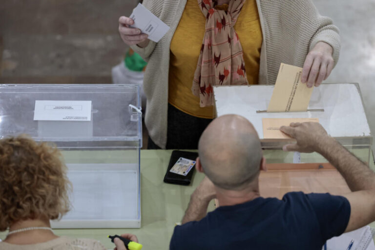 Abren las urnas en los más de 8.000 municipios y en doce comunidades autónomas