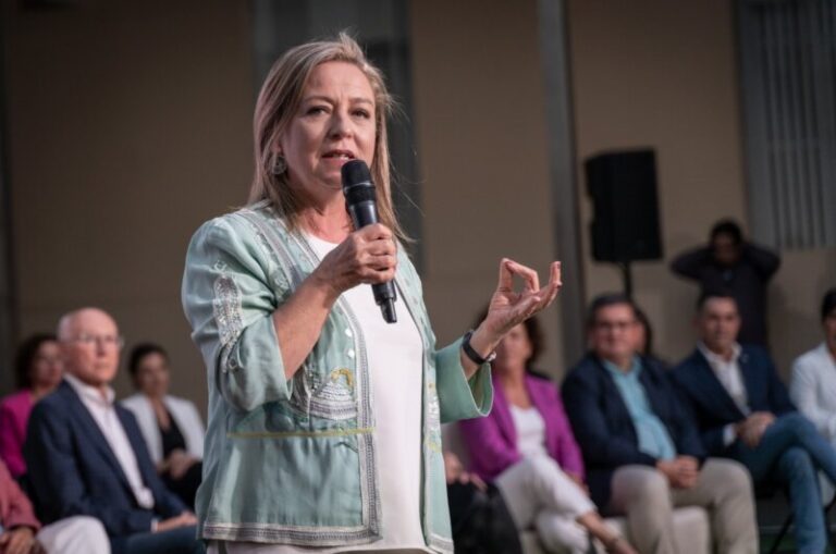 Ana Oramas pide disculpas sobre sus palabras hacia el profesorado en literatura canaria