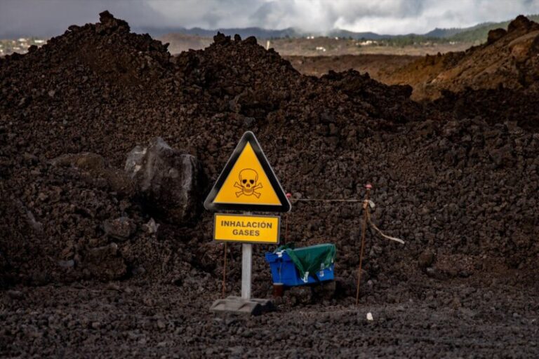Afectados de Puerto Naos y La Bombilla (La Palma) pedirán medidas cautelares al TSJC para volver a sus casas