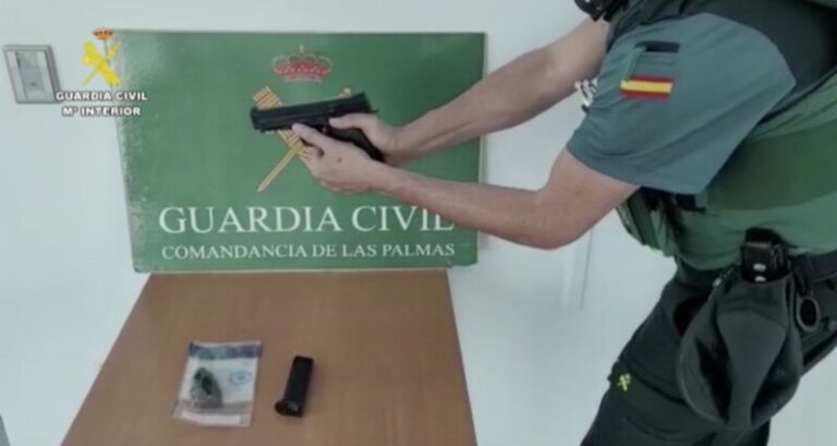 Detenida una persona por tráfico de drogas llevando un arma simulada