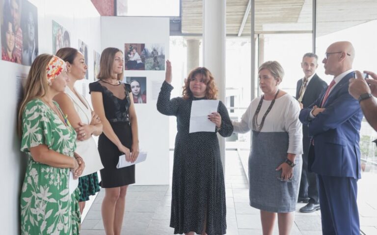 El Teatro Cuyás acoge la muestra fotográfica ‘Tenemos que vivir’