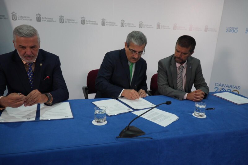 Román Rodriguez junto a los rectores de las dos universidades canarias.