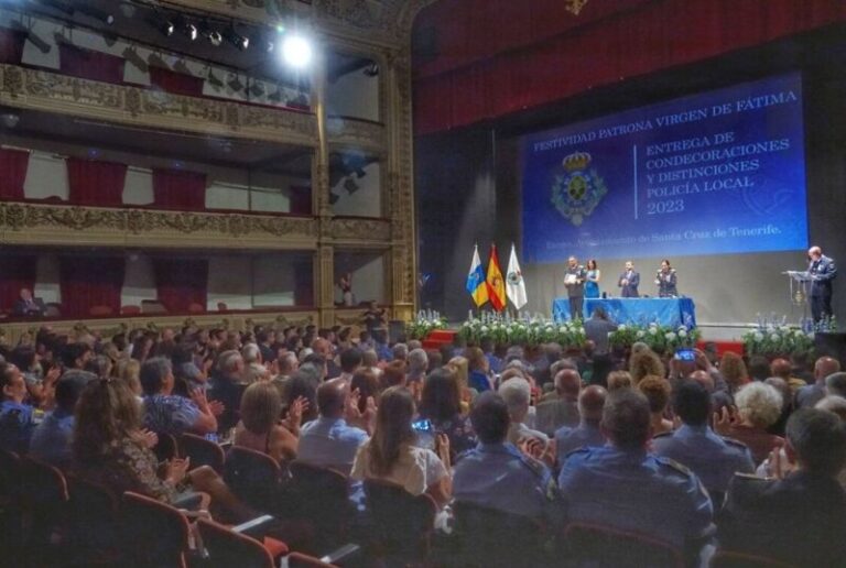 Santa Cruz de Tenerife entrega las distinciones a la Policía Local