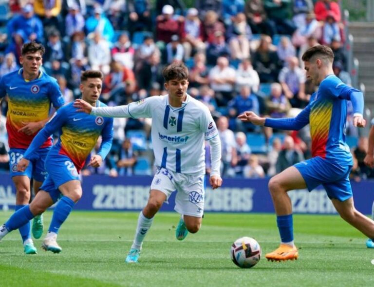 Carlos Martínez con un penalti de VAR derrota al Tenerife