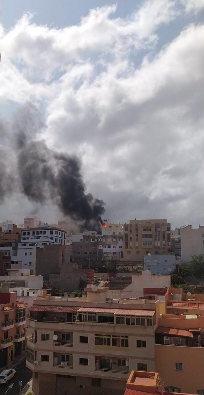 Un policía local de Santa Cruz afectado por un incendio en Tíncer, Tenerife