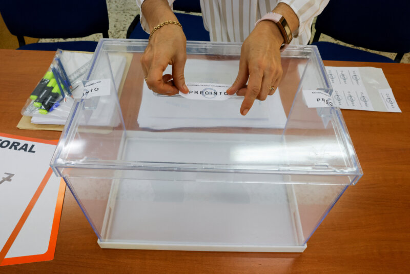 las urnas de los colegios electorales amanecen selladas con precinto antes de la apertura de las votaciones