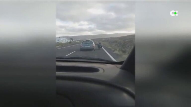 Circula sobre un monopatín y agarrado de un vehículo en Lanzarote