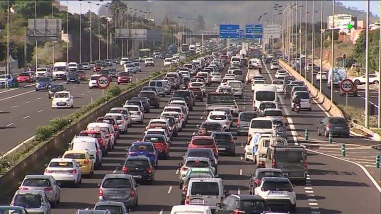 Canarias registra cada vez más vehículos en sus carreteras