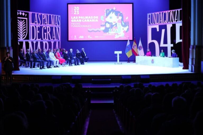15 personas y 10 entidades recibieron reconocimiento en el acto de Honores y Distinciones Las Palmas de Gran Canaria