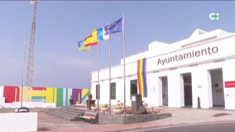 El Ayuntamiento de Tías luce la bandera arcoíris pese a la oposición de Vox