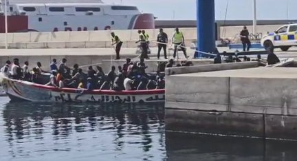 Llega al puerto de La Estaca, en El Hierro, un cayuco con 84 ocupantes