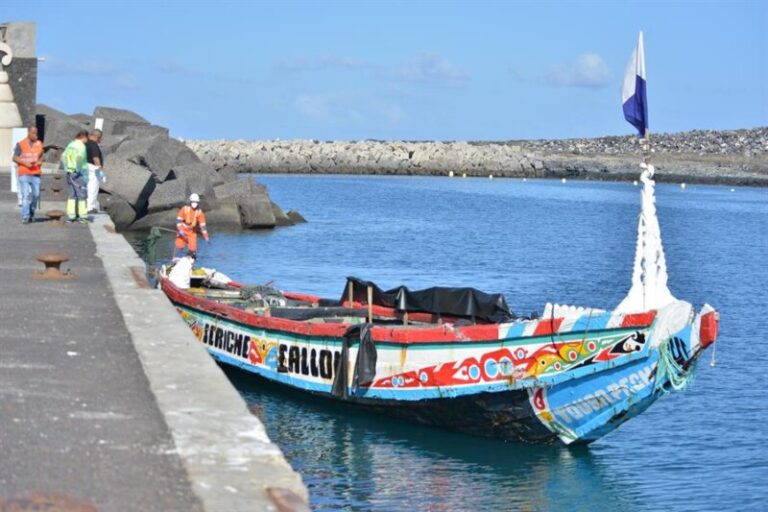 Llega a El Hierro un cayuco con 154 migrantes, el séptimo en Canarias en tres semanas