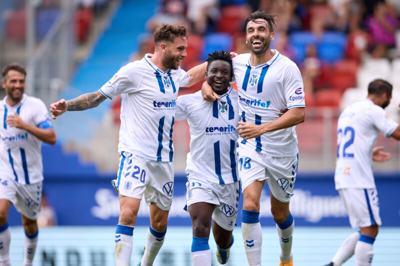 El jugador del CD Tenerife Enric Gallego (izquierda) celebra uno de los goles de los blanquiazules en la presente temporada / CD Tenerife