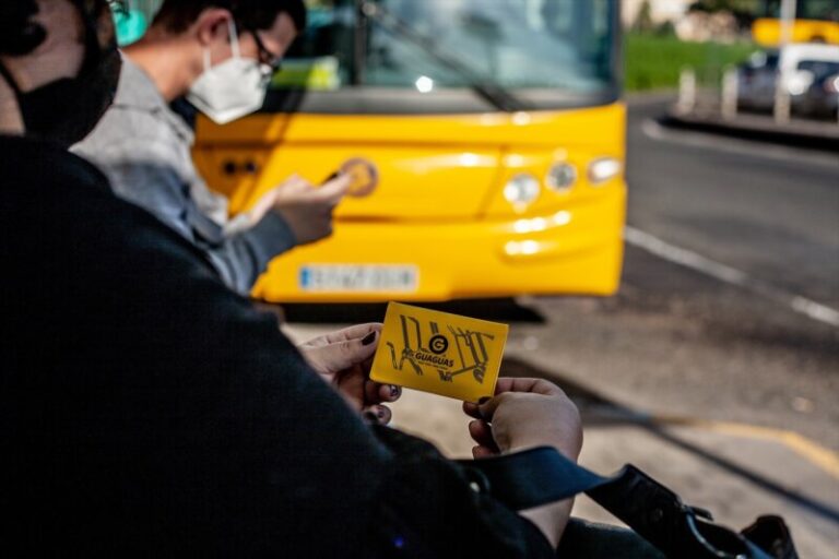 El transporte en guagua en Canarias creció un 41 % en abril
