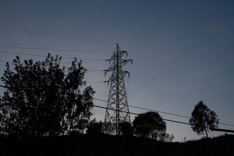 La luz subirá este martes y volverá a situarse por encima de los 100 euros/MWh