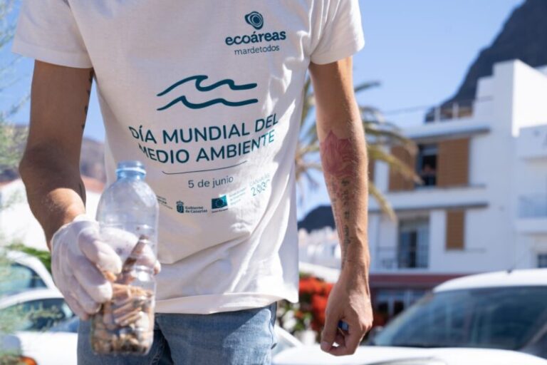 Día Mundial del Medio Ambiente mirando al mar